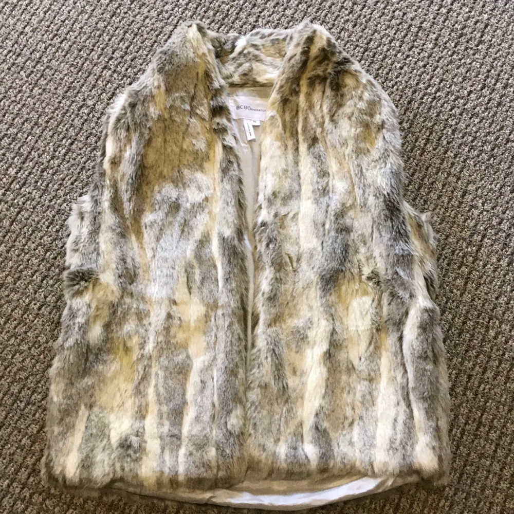 BCBG FAUX FUR VEST SIZE XS